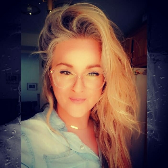 Meet your Posher, Sarah - Picture 1 of 1